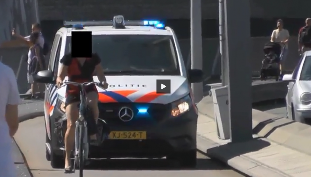kobieta na rowerze blokuje