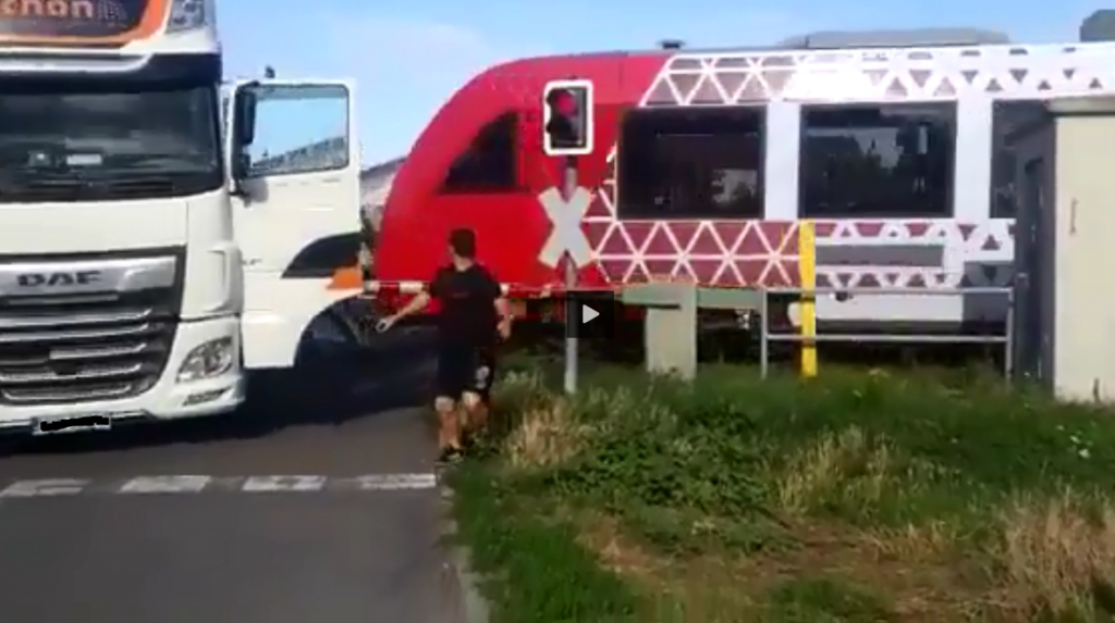 Niemcy: pociąg wjechał w polską ciężąrówkę