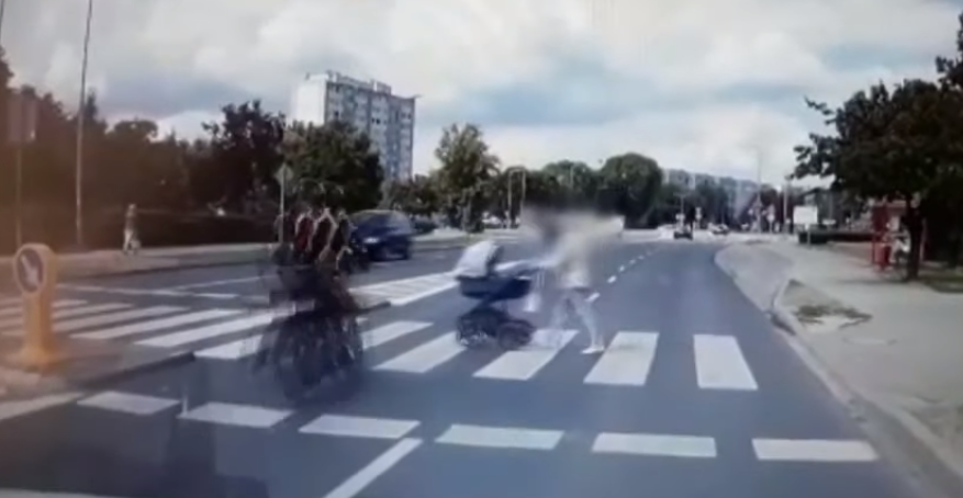 motocyklista wjechał w wózek