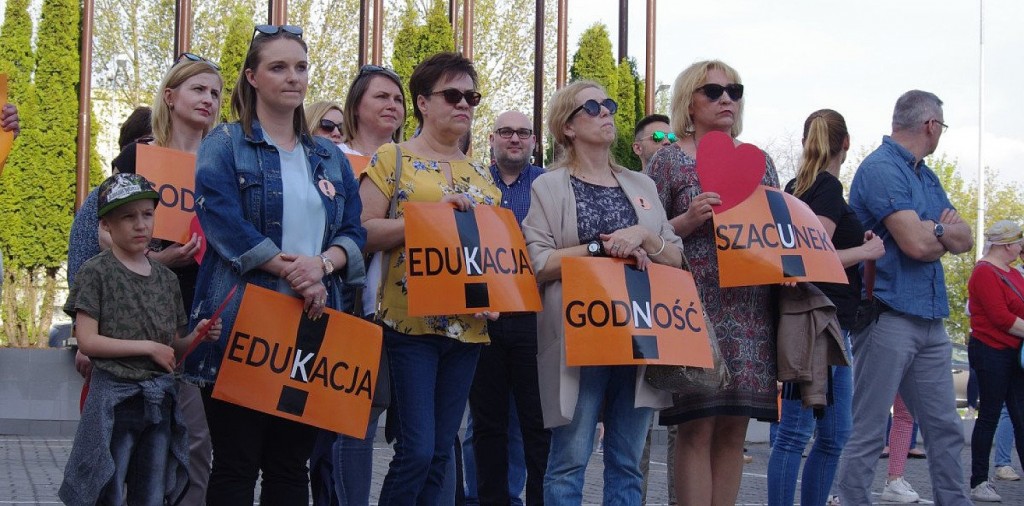 nauczyciele wznawiają protest