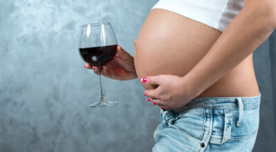 kompletnie pijana kobieta w ciąży