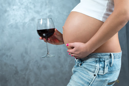 kompletnie pijana kobieta w ciąży
