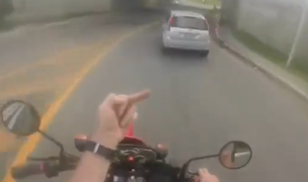 motocyklista pokazał kierowcy
