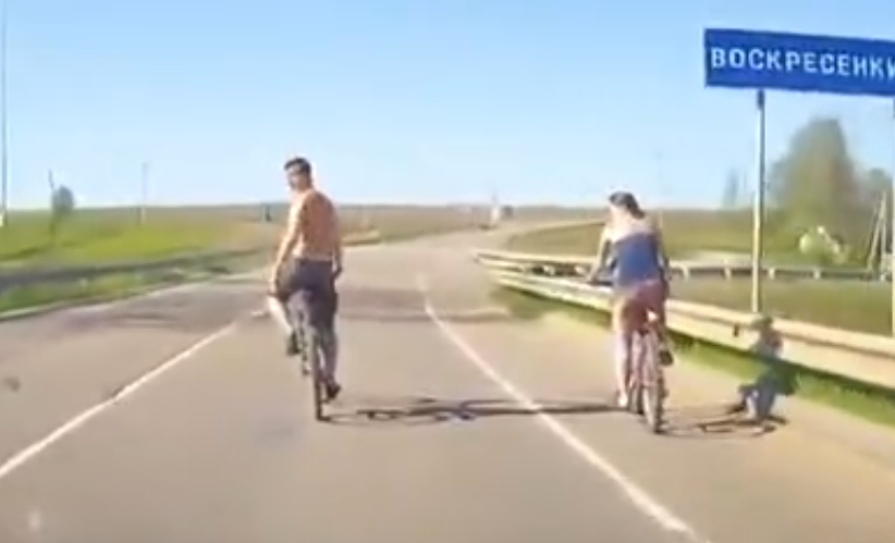 blokujący drogę rowerzysta