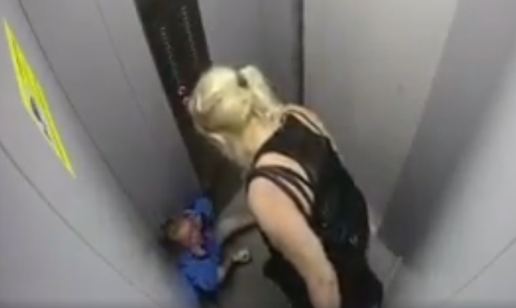 szokujące wideo z windy