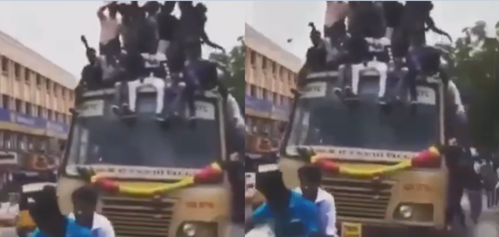 indyjski autobus pełen pasażerów