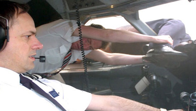 pilot wyssany z kabiny