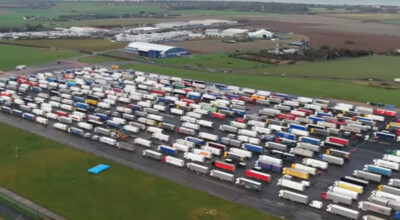 tysiące ciężarówek uwięzionych