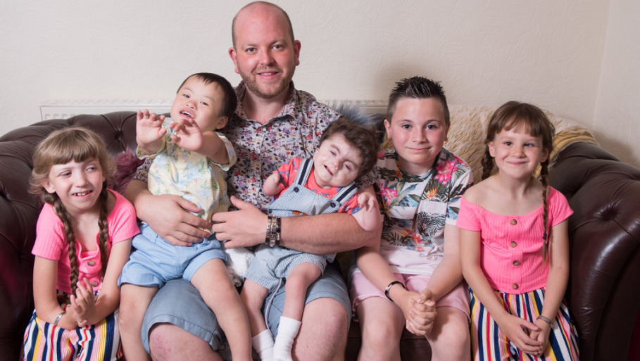 Gej adoptował sześcioro niepełnosprawnych dzieci
