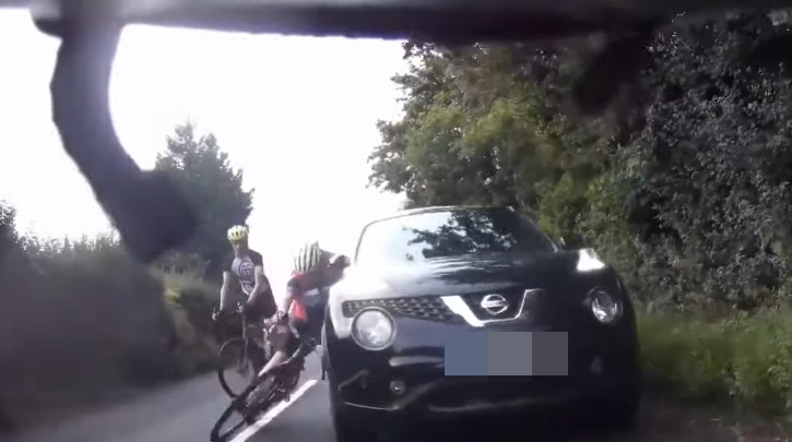 wściekły kierowca zaatakował rowerzystów