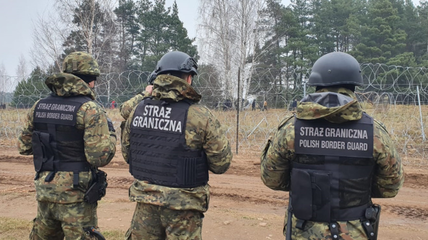 Migranci rzucali w polskich mundurowych