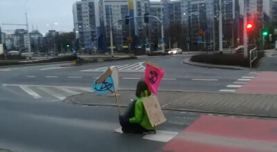 Aktywistka klimatyczna zablokował ulicę we Wrocławiu