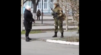Ukrainka rozmawia z rosyjskim żołnierzem